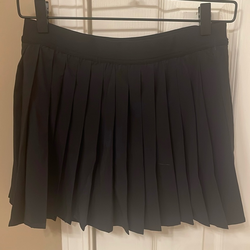 Lululemon High-rise Pleated Tennis Skirt, size 6, in perfect condition!
